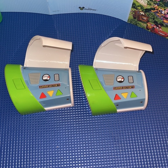 DISNEYPARK EXCLUSIVE TOY STORY BUZZ LIGHTYEAR WALKIE TALKIES - Picture 4 of 9